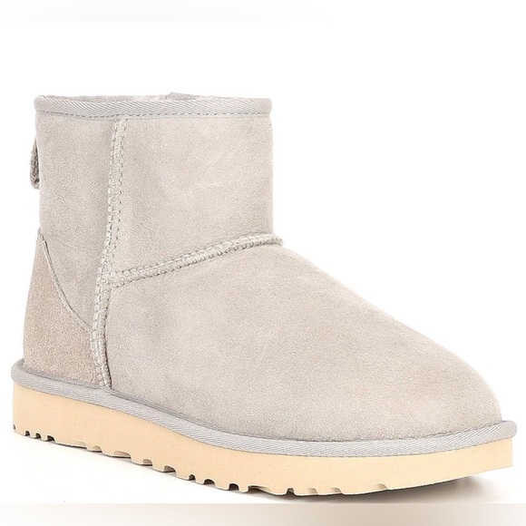 NIB Giftable - UGG Classic Mini II - Picture 2 of 5